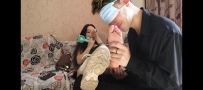 可爱霸气的姐姐脱下鞋子闻自己的袜子热天被汗打湿了甜脚